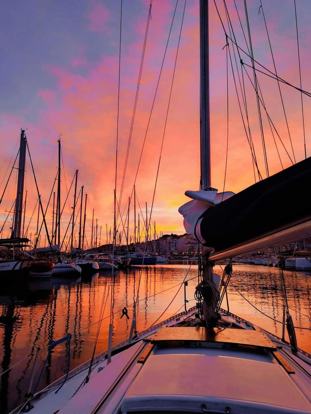 Le Nid Marin,Un Voilier Pour Deux Sete Vieux Port Botel *